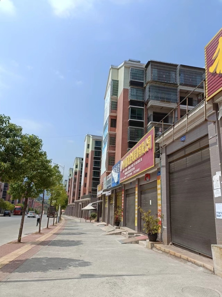 宜章县玉溪镇马耳冲小区三期18栋105号商业门面法拍房图片1