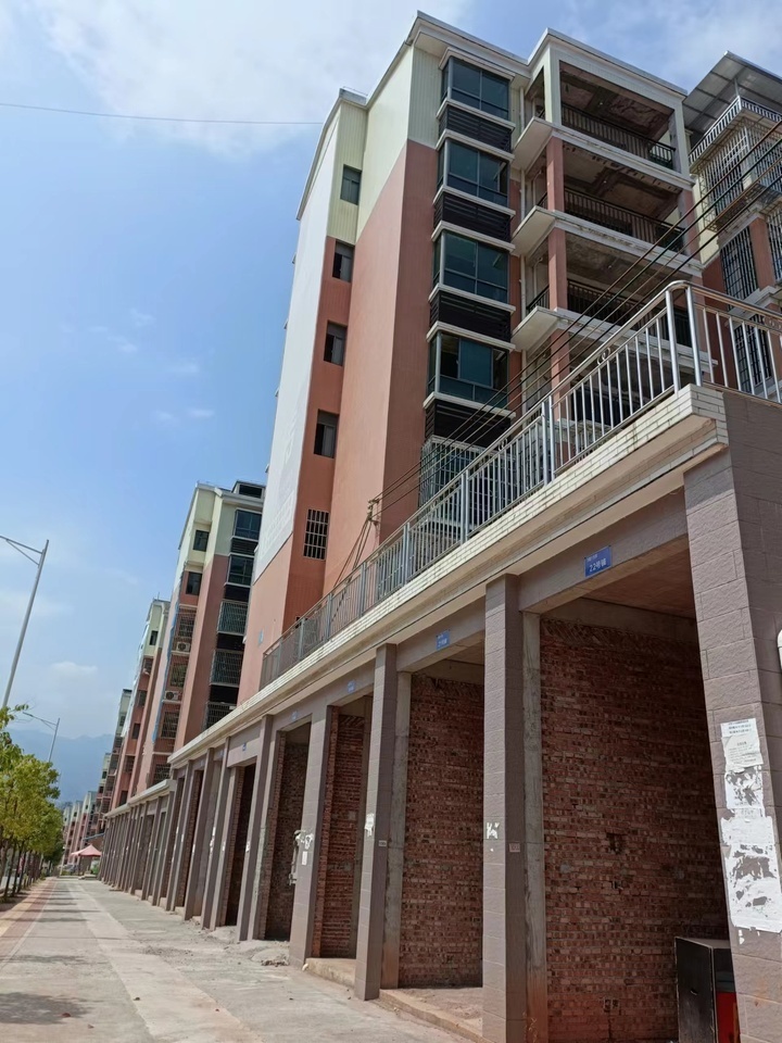 宜章县玉溪镇马耳冲小区三期15栋104号商业门面法拍房图片2